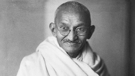 Những câu nói của Mahatma Gandhi đã giúp con người nhận định và thay đổi bản thân, từ đó thay đổi thế giới. Một trong những câu nói nổi tiếng của ông đó là: "Những kẻ yếu không bao giờ biết tha thứ. Sự tha thứ chỉ có ở những người mạnh".