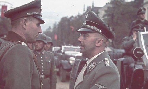 Trùm mật vụ Heinrich Himmler (bên phải) - một trong những chỉ huy khét tiếng gây ra thảm họa diệt chủng Holocaust nói chuyện với một sĩ quan Đức quốc xã không rõ danh tính ở Warszawa, Ba Lan năm 1939.