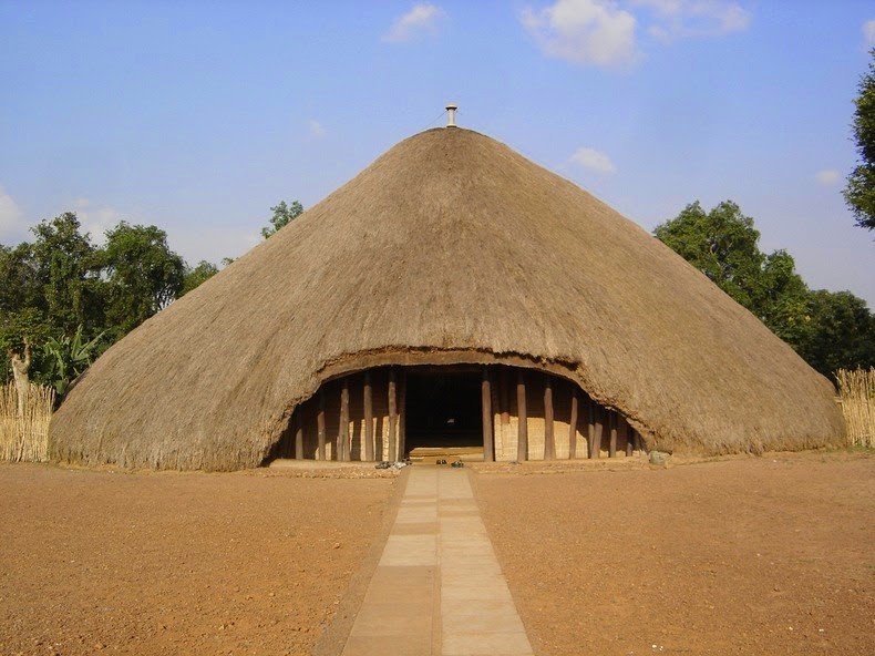 Nằm trên đồi Kasubi, Kampala, Uganda, khu lăng mộ Kasubi nằm trên diện tích rộng gần 30 ha. Đây là nơi yên nghỉ của 4 vị vua Vương quốc Buganda (trước kia vua được gọi là Kabaka) bao gồm: Muteesa I (1835–1884), Mwanga II (1867–1903), Daudi Chwa II (1896–1939), Sir Edward Muteesa II (1924–1969).