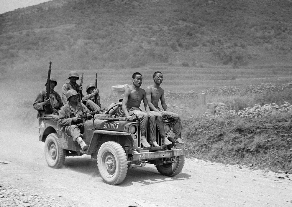 Hai tù nhân Triều Tiên bị quân đội Mỹ bắt giữ ngồi trên xe jeep tại Yongsan ngày 2/9/1950.