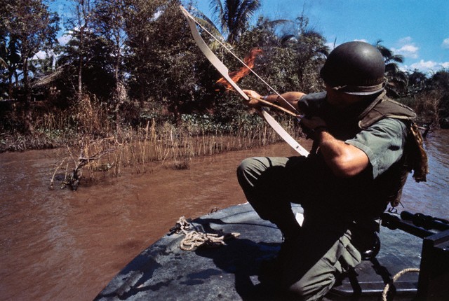 Lính Mỹ bắn mũi tên lửa vào một ngôi nhà ven sông. Ảnh chụp ngày 8/11/1967.