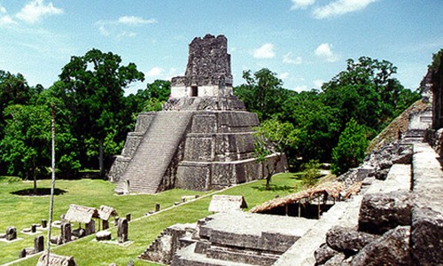 Tikal là thành phố cổ của người Maya ở Guatemala. Nơi đây từng là thủ đô của nền văn minh Maya, với thời kỳ phát triển có tới 4.000 tòa nhà và 90.000 người dân sinh sống. Tuy nhiên, thành phố Tikal bị bỏ hoang vào khoảng năm 900 sau công nguyên.