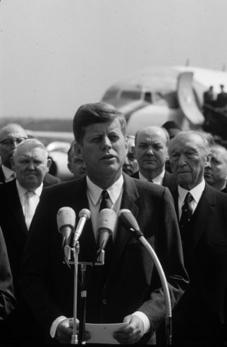 Tổng thống Mỹ John F. Kennedy đọc bài phát biểu ở Cologne, Đức tháng 6/1963.