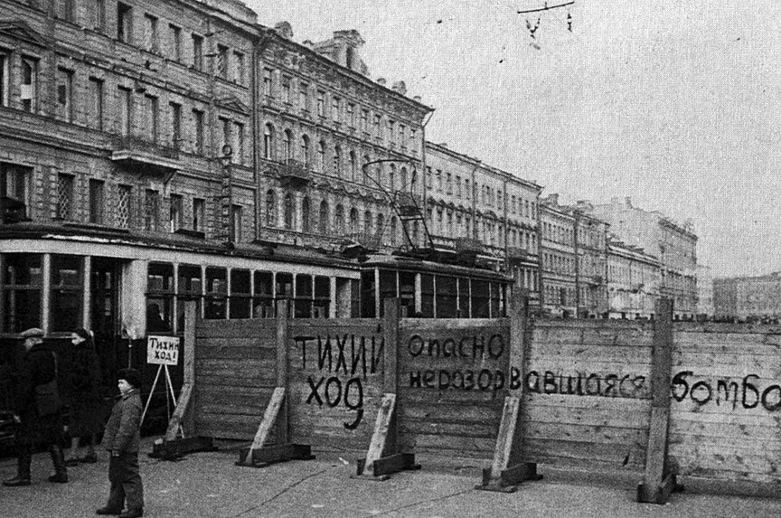 Cuộc vây hãm Leningrad diễn ra từ tháng 9/1941 - 1/1944, với khoảng 1,1 - 4,5 triệu người thương vong. Trong cuộc chiến kéo dài gần 900 ngày này, toàn bộ người dân Liên Xô từ đàn ông cho đến phụ nữ được huy động để xây dựng tuyến phòng thủ chống lại phát xít Đức. Theo ước tính, hơn 1 triệu dân thường Leningrad (khoảng 1/3 dân số thành phố lúc bấy giờ) chết trong cuộc chiến. Cuối cùng, Liên Xô đã ngăn chặn thành công kế hoạch xâm lược của Hitler.