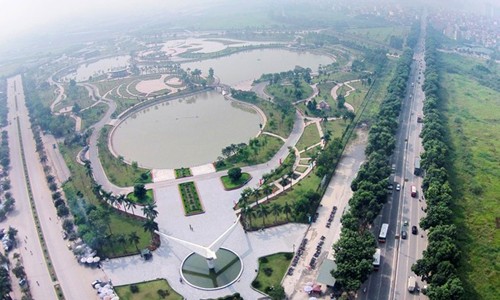 Năm 2000, kỷ niệm 990 năm Thăng Long - Hà Nội, thủ đô vinh dự được UNESCO trao tặng danh hiệu "Thành phố vì Hòa bình". Để tạo dựng một biểu tượng mới, Hà Nội đã quyết định xây dựng công viên mang tên Hòa Bình rộng trên 20 ha, tại xã Xuân Đỉnh, huyện Từ Liêm (nay là quận Bắc Từ Liêm, Hà Nội).