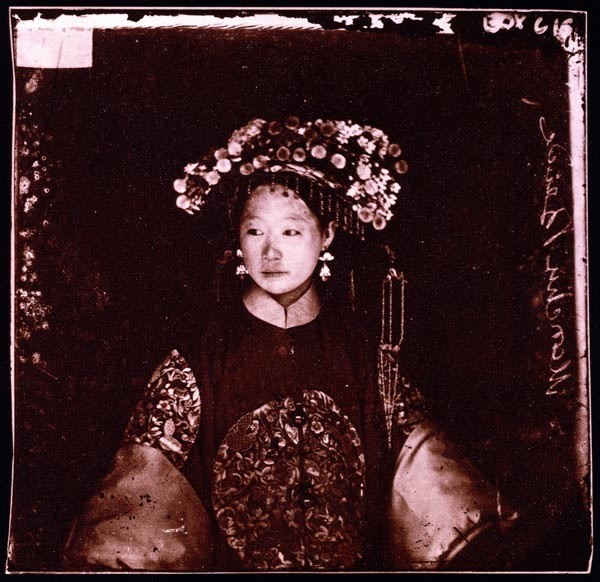 Phó nháy Thomson đã có một khoảng thời gian sống ở Trung Quốc từ năm 1868 - 1872. Trong khoảng thời gian đó, nhiếp ảnh gia người Scotland đã  chụp được loạt ảnh hiếm về đất nước - con người Trung Quốc. Trong ảnh là một cô dâu trẻ Mãn Châu ở Bắc Kinh, Trung Quốc hồi thế kỷ 19.