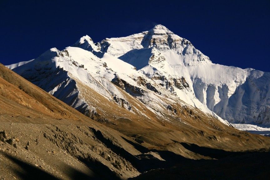 Điểm cao nhất hành tinh - núi Everest. Không có gì ngạc nhiên khi nóc nhà thế giới là điểm  cao nhất hành tinh khi cao 8.848m. Đỉnh núi Everest được đặt tên theo nhà khảo sát, Đại tá George Everest.