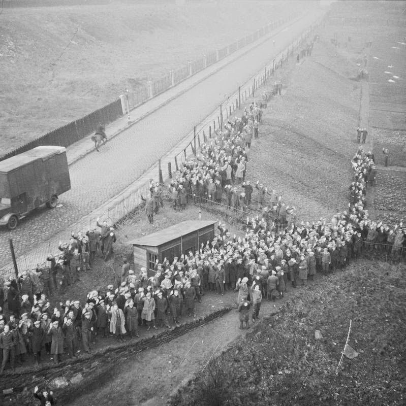 Năm 1939, Anh có hai trại giam giữ tù binh chiến tranh. Nhưng đến cuối Chiến tranh thế giới 2, số lượng trại giam giữ tù binh chiến tranh lên đến 600. Trong ảnh là tù binh chiến tranh Đức ở trại Glen Mill, Oldham vào ngày Giáng sinh năm 1940.