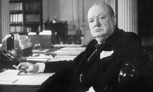 Giấc ngủ có ý nghĩa quan trọng đối với Thủ tướng Anh Winston Churchill. Chính vì vậy, ông có một chiếc giường ở tòa nhà Quốc hội Anh. Thủ tướng Churchill tin rằng giấc ngủ đóng vai trò quan trọng trong thành công của ông khi dẫn dắt đất nước trải qua trận chiến nước Anh.