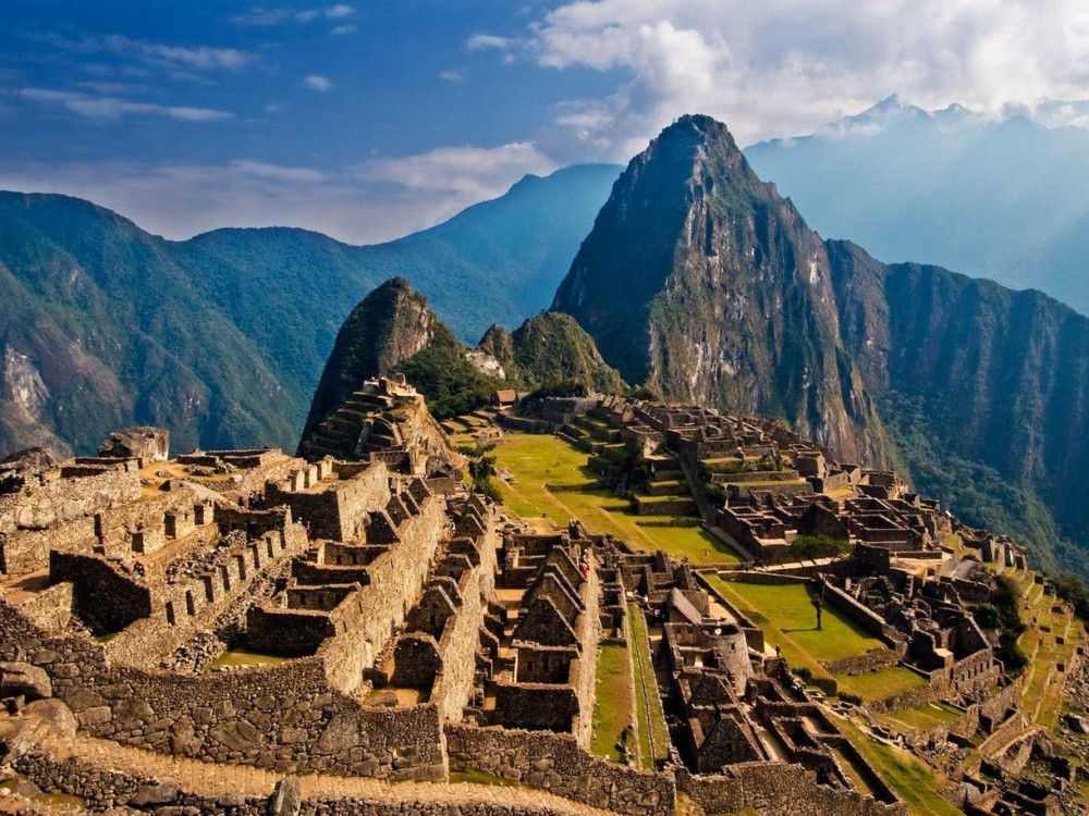 Machu Picchu - hiện thân quyến rũ của đế chế Inca, nằm trên một sườn núi trong thung lũng Urubamba ở Peru. Kỳ quan này được miêu tả là một kiệt tác kiến trúc tuyệt vời và là một chứng ngôn độc đáo của nền văn minh Inca. Kiệt tác của nền văn minh Inca này đã truyền cảm hứng cho nhà làm phim "Hoàng đế lạc đà" (The Emperor's New Groove).