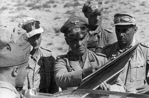 Thống chế Erwin Rommel còn được biết đến với biệt danh "cáo sa mạc", là danh tướng lừng danh của phát xít Đức hồi Chiến tranh thế giới 2.