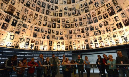  Bảo tàng Yad Vashem trưng bày hiện vật về tội ác diệt chủng người Do Thái của phát xít Đức hồi Chiến tranh thế giới 2. Công trình này được xây dựng vào năm 1993. Trong ảnh là du khách nhìn 600 bức ảnh được bố trí trên trần một căn phòng ở Bảo tàng Yad Vashem.