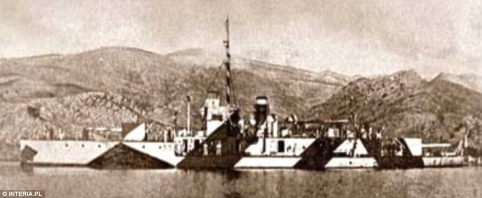  Tàu chiến HMS M33 của Hải quân hoàng gia Anh được xây dựng từ năm 1915, đã tham gia trận chiến Gallipoli. Con tàu dài 54m, được đóng trong 7 tuần và chở theo thủy thủ đoàn gồm 78 người.