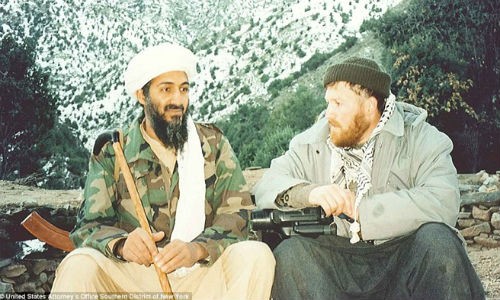  Trùm khủng bố Osama bin Laden, người sáng lập mạng lưới thánh chiến al-Qaeda, từ lâu đã tỏ rõ quan điểm coi nước Mỹ là kẻ thù. Cục Điều tra Liên bang Mỹ (FBI) đã đưa bin Laden vào danh sách 10 tội phạm bị truy nã gắt gao nhất vì cho rằng y đứng sau các vụ đánh bom sứ quán Mỹ ở châu Phi vào năm 1998.