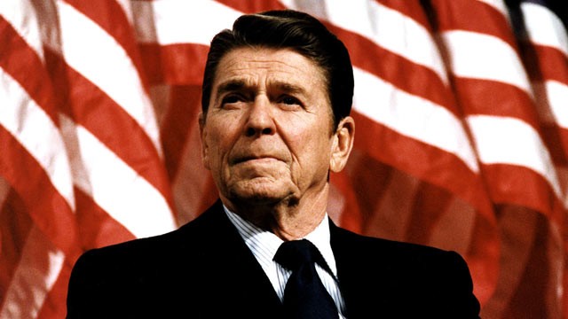 Ít ai biết được rằng, trước khi trở thành ông chủ Nhà Trắng,  Tổng thống Mỹ Ronald Reagan từng làm công việc rửa bát đĩa để trả tiền học ở Cao đẳng Eureka.