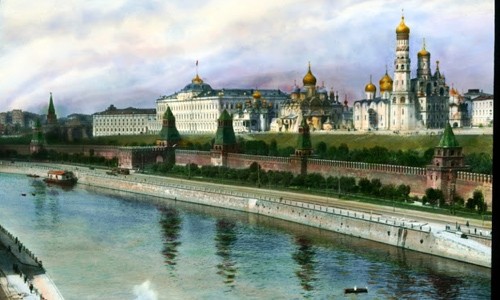 Điện Kremlin nguy nga tráng lệ khi nhìn từ phía cầu Bolshoi Kamenny. Đây là một trong số những hình ảnh màu sống động về  Moscow những năm 1930.