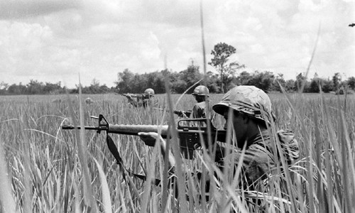 Charlie Haughey gia nhập Quân đội Mỹ năm 1967. Sau đó, ông được cử tới tham chiến tại Việt Nam từ tháng 3/1968 - 5/1969. Sau 63 ngày tham chiến tại Chiến tranh Việt Nam, Charlie Haughey được giao nhiệm vụ làm nhiếp ảnh gia chuyên chụp ảnh và cung cấp thông tin cho quân đội và báo chí Mỹ. Ông đã chụp gần 2.000 bức ảnh hiếm về Chiến tranh Việt Nam. Trong ảnh là một nhóm lính Mỹ đi tuần ở chiến trường Việt Nam.