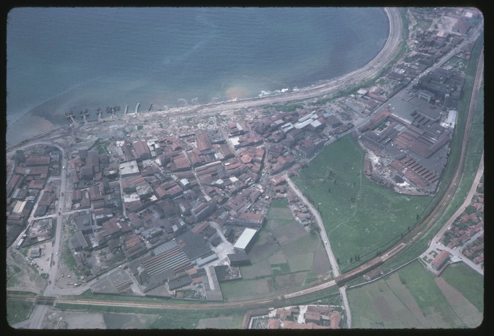  Thành phố Istanbul những năm 1960 dưới ống kính của phó nháy Charles Cushman hiện lên thanh bình, đẹp xốn xang lòng người. Trong ảnh là khung cảnh tuyệt đẹp ở bãi biển Marmara ở Istanbul, Thổ Nhĩ Kỳ nhìn từ trên cao.