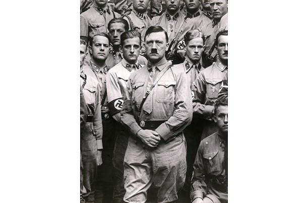 Từ một người bình thường,  Hitler từng bước trở thành trùm phát xít sau khi nhận được sự ủng hộ của hàng triệu người dân Đức. Cụ thể, sau khi phục vụ trong quân ngũ hồi Chiến tranh thế giới 1, Hitler tham gia các hoạt động chính trị ở Munich, Đức. Ảnh chụp Hitler với các thành viên của Lực lượng Sturmabteilung năm 1922.