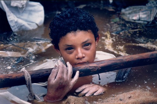 Năm 1985, núi lửa Nevado del Ruiz ở Colombia phun trào khiến 25.000 người thiệt mạng. Nhiếp ảnh gia Frank Fournier đã chụp được khoảnh khắc ám ảnh lòng người cô bé Omayra Sanchez mắc kẹt trong bùn và các tòa nhà bị sụp đổ trong 60 giờ sau khi núi lửa Nevado del Ruiz phun trào dữ dội. Đây là một trong những  bức ảnh không thể lãng quên trong lịch sử nhân loại.