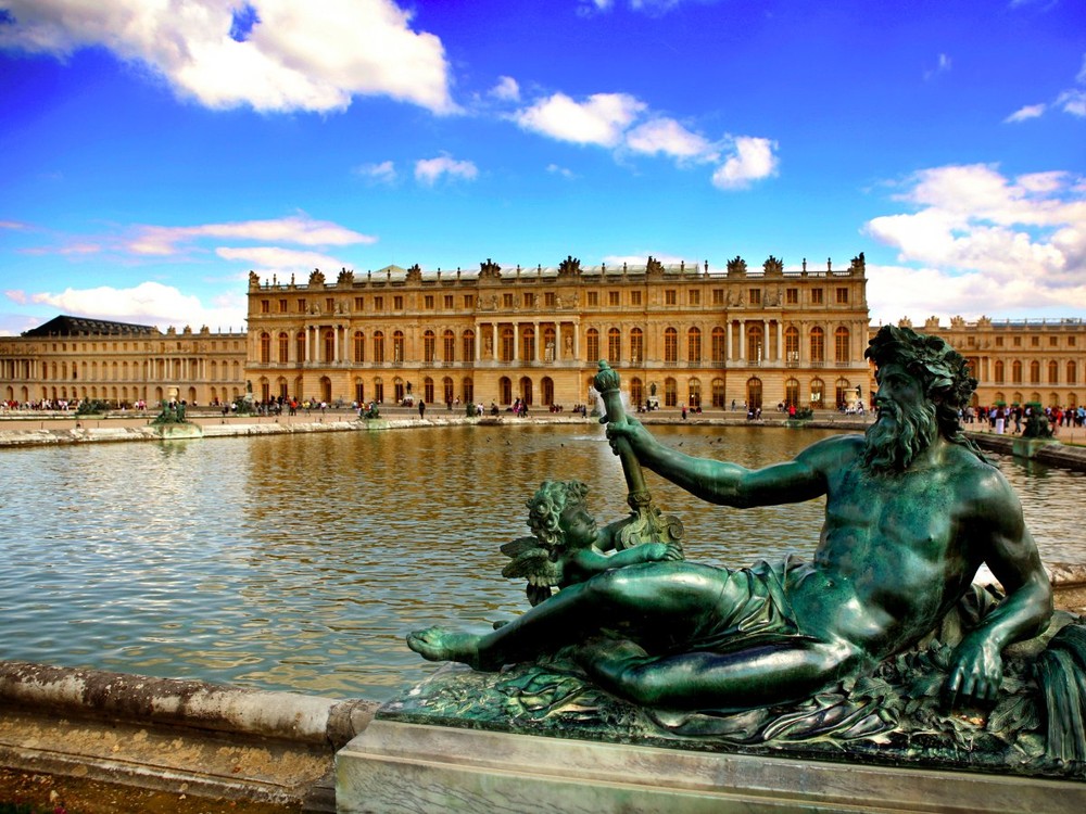 Ban đầu, Chateau de Versailles được xây dựng vào năm 1624 như một nơi săn bắn cho vua Louis XIII. Tuy nhiên, sau đó công trình này được mở rộng thành nơi cư trú cho gia đình Hoàng gia Pháp. Bên trong  kiệt tác kiến trúc ngoạn mục này là một khu vườn được thiết kế rất đẹp và hoành tráng. Đây là một trong những lâu đài nổi tiếng nhất ở Pháp.