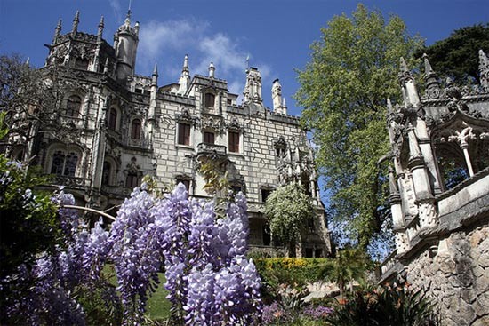  Giếng Khai tâm từng được hội Tam Điểm sử dụng nằm bên trong lâu đài cổ Quinta da Regaleira ở thị trấn Sintra, Bồ Đào Nha. Mỗi năm, hàng ngàn khách du lịch đổ về đây.