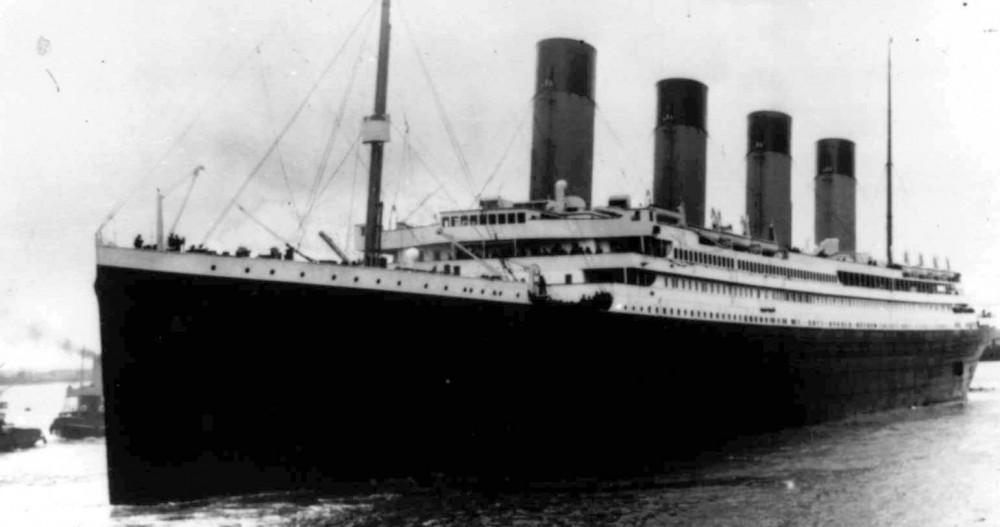 1.  Tàu Titanic huyền thoại bị chìm lúc 2h20 ngày 15/4/1912 sau khi va phải băng trôi trên Đại Tây Dương, cách đảo Newfoundland, Canada, khoảng 600 km về phía nam. Vụ tai nạn thương tâm này đã cướp đi sinh mạng của hơn 1.500 người.