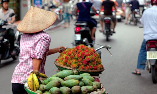 Thủ đô Hà Nội (Việt Nam) có mặt trong danh sách 50  điểm du lịch nên đến năm 2016. Theo đánh giá của Lonely Planet, Hà Nội là một trong những điểm đến với giá cả phải chăng nhất. Khi đến đây, du khách sẽ bị hấp dẫn bởi những ngôi đền cổ xưa, đường phố đông đúc, nhiều xe máy và sự pha trộn, hội tụ văn hóa Đông Nam Á và Pháp.