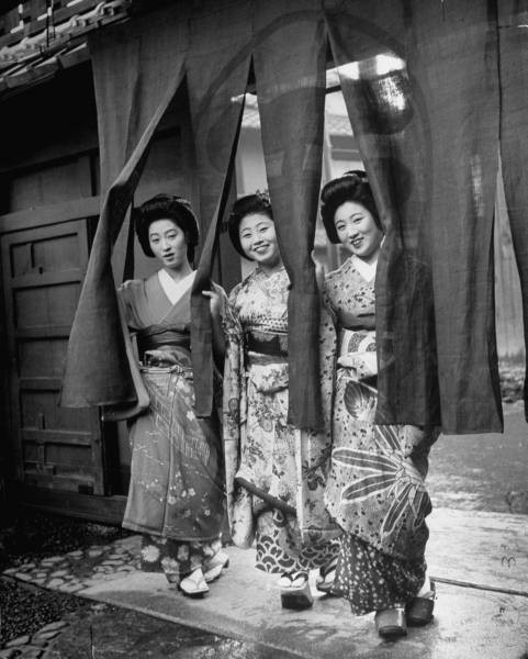 Gương mặt xinh đẹp, rạng rỡ của những nàng Geisha Nhật Bản năm 1946. Geisha được coi là những người gìn giữ truyền thống văn hóa sống của Nhật Bản.