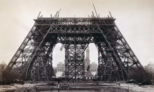 Tháp Eiffel - biểu tượng thế giới - nằm ở thủ đô Paris, Pháp trong quá trình xây dựng năm 1888. Sau khi hoàn thành, tháp Eiffel đã trở thành công trình biểu tượng của nước Pháp.