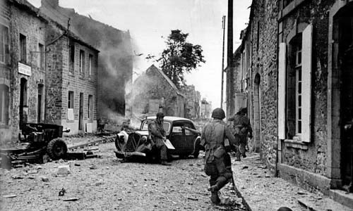 Robert Capa - phóng viên nhiếp ảnh huyền thoại người Hungary, nổi tiếng với những bức ảnh chiến trường ở nhiều quốc gia, trong đó có Pháp hồi  Chiến tranh thế giới 2. Binh sĩ thuộc Sư đoàn Nhảy dù số 82 của Mỹ làm nhiệm vụ tại Saint-Sauveur-le-Vicomte, Pháp ngày 16/6/1944.