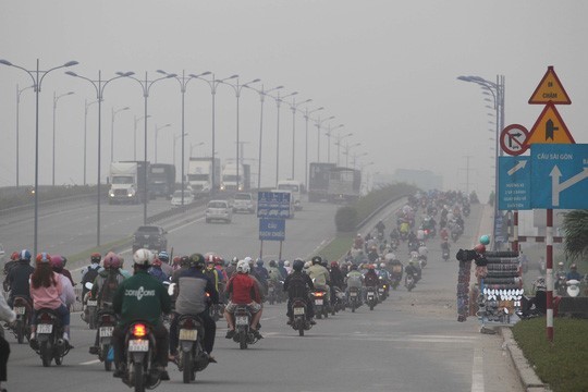 Trước đó vài ngày " mù khô" đã xuất hiện nhiều đợt, kéo dài và liên tục. Cầu Rạch Chiếc và Xa lộ Hà Nội cũng bị "mù khô" khói bụi che phủ một lớp trắng xóa.