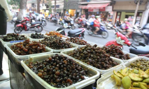 Gần tháp nước Hàng Đậu (quận Hoàn Kiếm, Hà Nội) có một  tiệm ô mai xào nổi tiếng hàng chục năm nay. Bất kỳ ai đi qua đều ngửi thấy mùi thơm phức của nhiều loại hoa quả dầm đường.