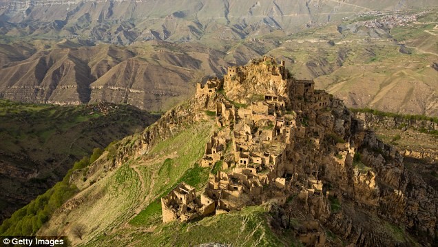 Ngôi làng bỏ hoang ở Dagestan, thuộc vùng núi North Caucasus hùng vĩ ở Nga. Những cư dân cuối cùng ở ngôi làng đã qua đời năm 2015. Nơi đây có tên trong danh sách những  điểm đến tuyệt đẹp nhưng vô cùng nguy hiểm, khuyến cáo du khách không nên đến. Ảnh: Getty.