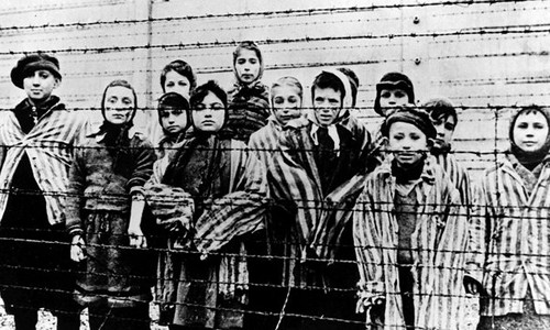  Thảm họa diệt chủng Holocaust do phát xít Đức và các nước cùng phe gây ra trong Chiến tranh thế giới 2 để lại hậu quả nặng nề. Theo ước tính, cuộc tàn sát chủng tộc này khiến khoảng 6 triệu người Do Thái và nhiều nhóm thiểu số khác ở Châu Âu và Bắc Phi thiệt mạng.