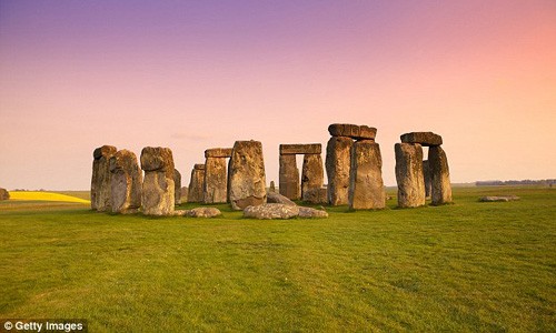 Kết quả nghiên cứu mới đây làm sáng tỏ lý do  bãi đá cổ Stonehenge được xây dựng. Theo các chuyên gia, một khu phức hợp lớn được phát hiện tại ngôi làng Larkhill, Wiltshire, nằm cách Stonehenge khoảng 2,4 km. Khu phức hợp này có trước bãi đá cổ Stonehenge hơn 1.000 năm.