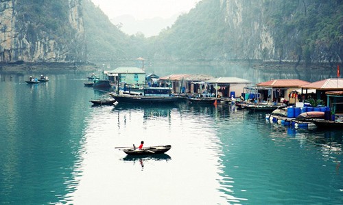 Trong năm 2016,  Việt Nam được báo chí nước ngoài bình chọn và xếp hạng cao. Trong đó, Việt Nam được xếp vào danh sách 10 điểm đến thân thiện với môi trường nhất thế giới. Việt Nam được đánh giá là quốc gia có bề dày lịch sử và nổi tiếng với nền ẩm thực phong phú.