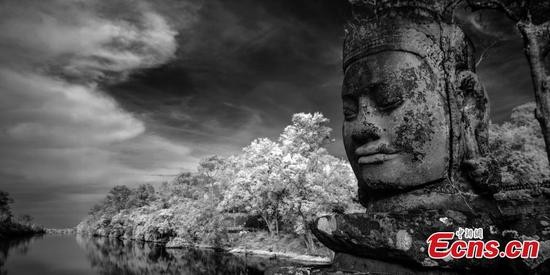 Những  ngôi đền ở Angkor hùng vĩ, độc đáo đã cuốn hút du khách đến thăm đất nước Campuchia. Nhiếp ảnh gia Trung Quốc Huang Zheng đã thực hiện bộ ảnh tuyệt đẹp về các ngôi đền cổ kính, tráng lệ của đất nước chùa tháp.