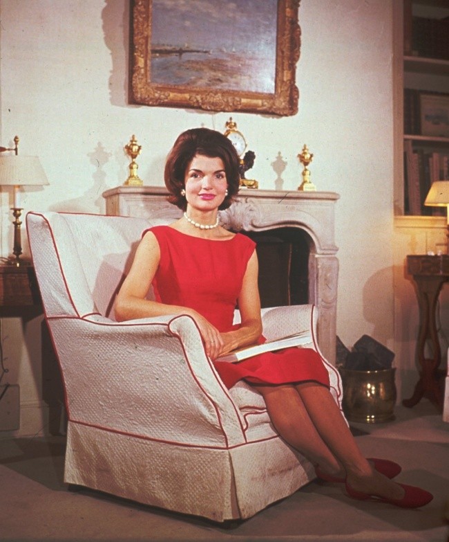  Đệ nhất phu nhân Jacqueline Kennedy là phu nhân Tổng thống Mỹ John F. Kennedy. Phu nhân Kennedy là một biểu tượng thời trang nổi tiếng thế giới và là người truyền cảm hứng cho các nhà thiết kế và nhà làm phim.