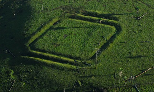 Hơn 400  hình vẽ khổng lồ trên mặt đất hay còn gọi geoglyphs đã được các chuyên gia phát hiện nằm rải rác trên khu vực rộng 13.000 km2 ở rừng Amazon.