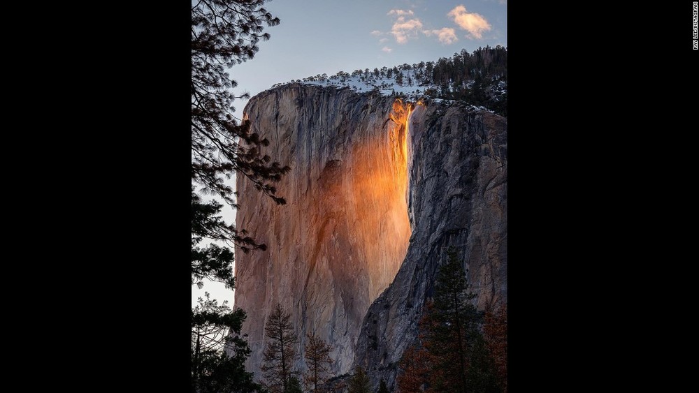 Vào tháng 2 hàng năm, hiện tượng  "thác lửa" ở Vườn Quốc gia Yosemite. Hiện tượng độc đáo này chỉ xuất hiện trong một vài tuần.