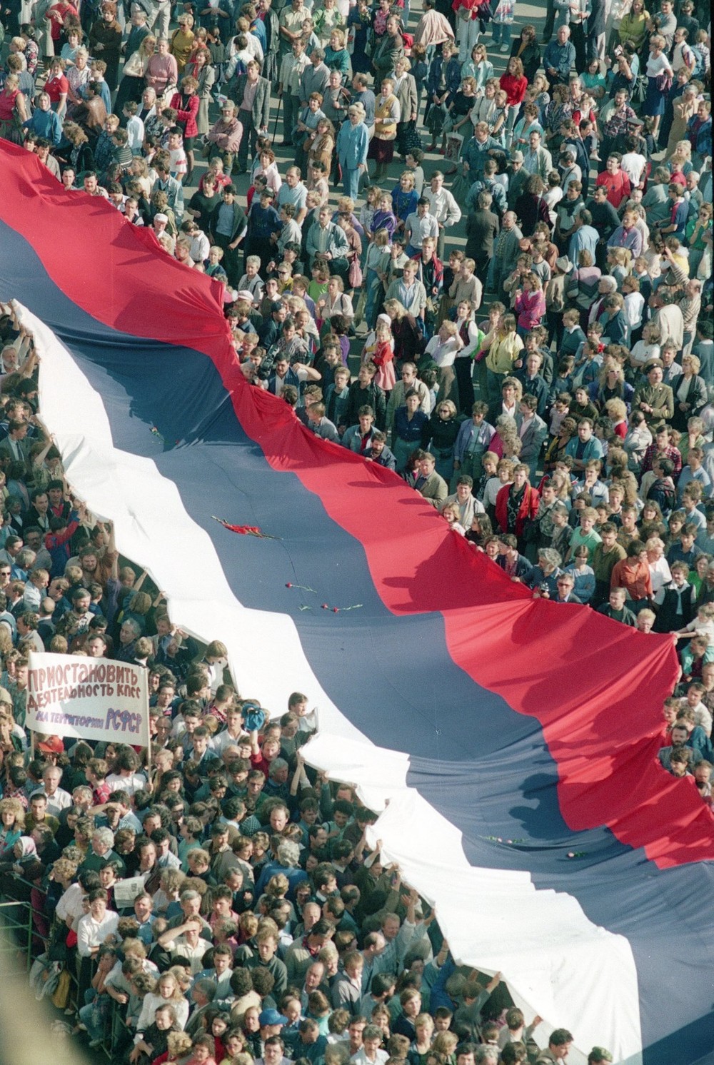 Hàng ngàn người có mặt ở Quảng trường Đỏ, Moscow ngày 22/8/1991. Đây là một trong số những bức ảnh chụp tình hình nước  Nga sau khi Liên bang Xô Viết tan rã.