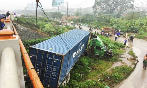 Ảnh: Xe đầu kéo biến dạng sau tai nạn liên hoàn trên cầu Thanh Trì