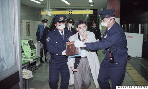 Ngày 20/3/1995, 5 thành viên của giáo phái Aum Shinrikyo đã thực hiện vụ tấn công bằng  khí độc thần kinh sarin trên tàu điện ngầm ở Tokyo. Ảnh: AP.