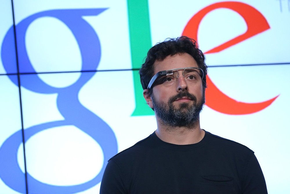 Sinh năm 1973 tại Nga,  đồng sáng lập Google Sergey Brin là một trong những tỷ phú công nghệ giàu nhất thế giới. Ông sinh trưởng trong một gia đình có truyền thống về khoa học khi bố là Giáo sư toán còn mẹ là chuyên gia nghiên cứu của NASA.