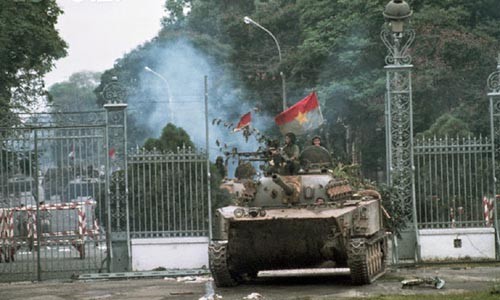 Xe tăng của lực lượng giải phóng tiến vào Dinh Độc Lập  ngày 30/4/1975. Ảnh: Francoise de Mulder/CORBIS.