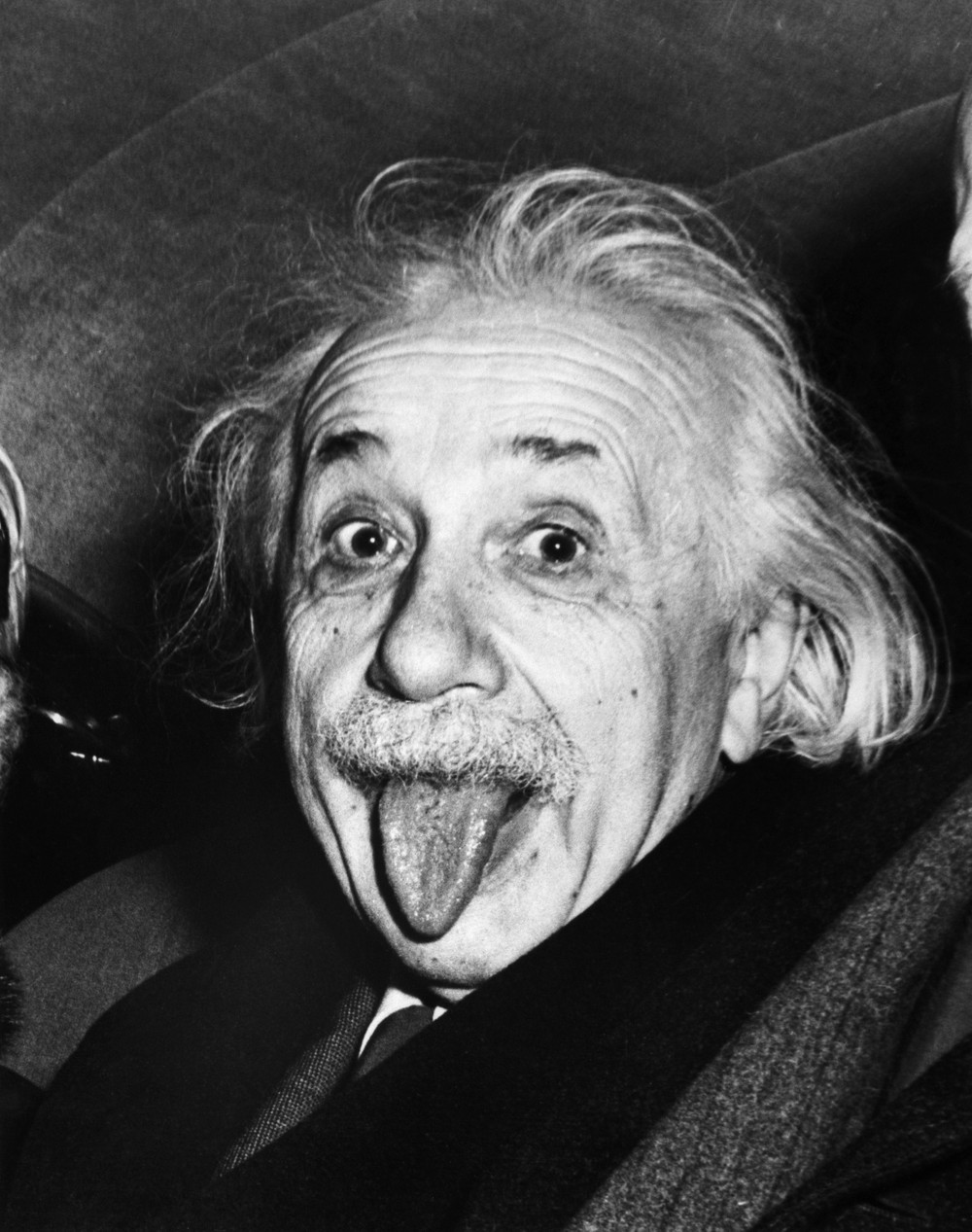 Khoảnh khắc hài hước chụp Albert Einstein khi đang ngồi trong ô tô sau bữa tiệc sinh nhật lần thứ 72 là một trong những bức ảnh nổi tiếng thế giới.  Bức ảnh nổi tiếng này do nhiếp ảnh gia Arthur Sasse thực hiện. Để có được bức ảnh này, nhiếp ảnh gia đến và đề nghị Einstein cho chụp một bức ảnh kỷ niệm.