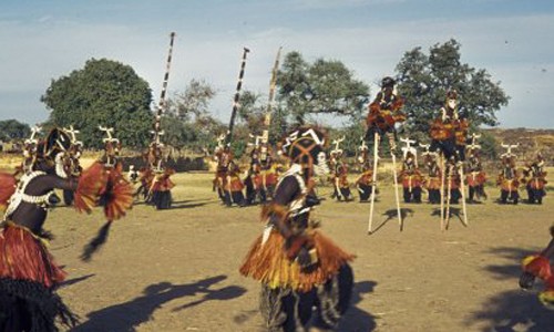  Bộ tộc Dogon sống ở khu vực Mopti thuộc cao nguyên Mali, phía nam giáp với Niger. Nhà chủng tộc học Pháp Marcel Griaule đã viết cuốn sách "Conversations with Ogotemmêli (Dieu d'Eau)" ghi lại những điều bất ngờ về cuộc sống của tộc người này.