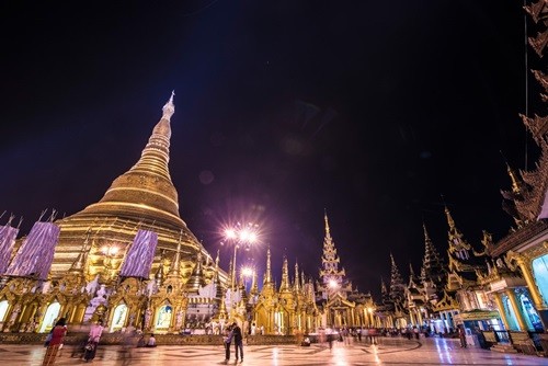 Chùa vàng Shwedagon lộng lẫy trong ánh đèn ban đêm ở thành phố Yangon. Đây là một trong những công trình tâm linh quan trọng nhất ở  đất Phật Myanmar. Ảnh: Leaveyourdailyhell.