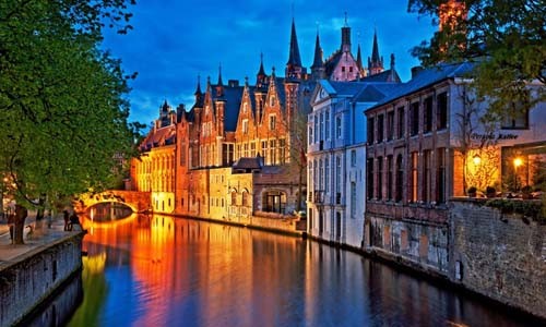 Bruges, Bỉ: Thành phố được mệnh danh là "Venice của phương Bắc" với những con kênh chạy dọc theo những ngôi nhà cổ kính, những cây cầu cong cong vắt qua sông... Nhiều người coi Bruges là một trong những  thành phố ít người đẹp nhất châu Âu.